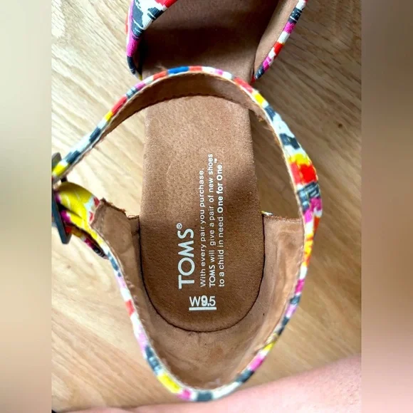 TOMS | Sienna Cork Wedge Sandals in Ikat Print - Picture 6 of 10